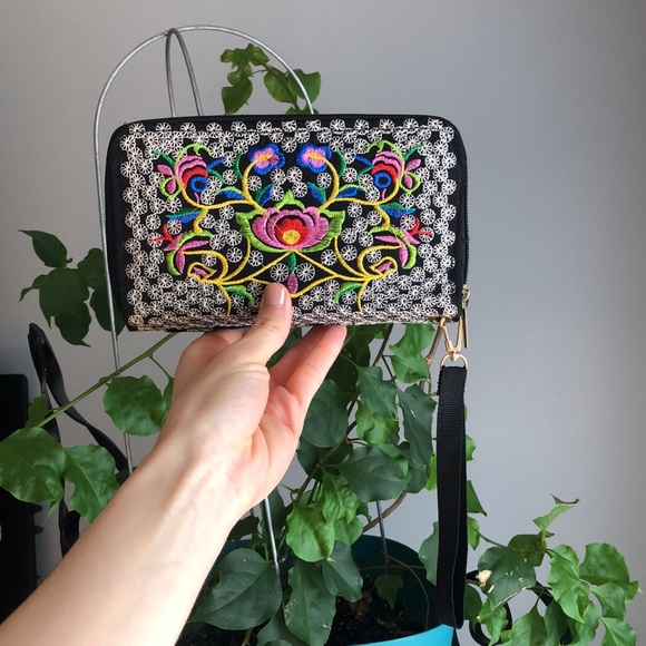 Artisanal Handmade embroidered Mexican wristlet 🪷 - Picture 2 of 5